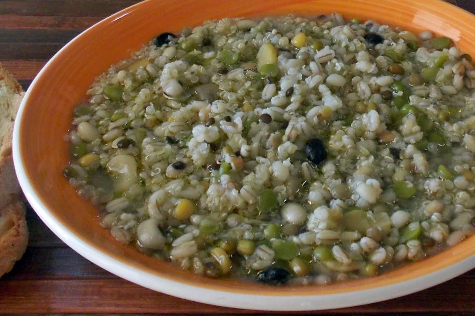Zuppa Mista di Cereali e Legumi con Quinoa